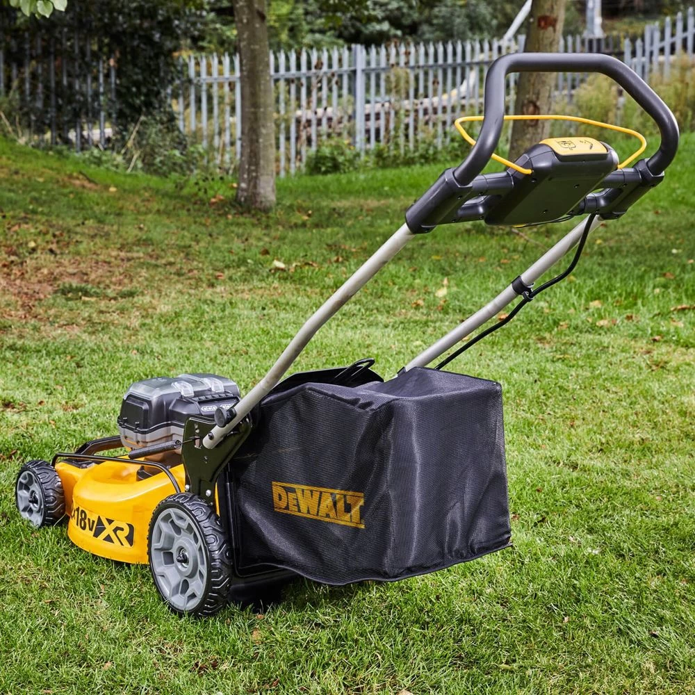 DeWalt DCMW564P2-GB 18V XR Push Cordless Lawn Mower (with 2 X 5Ah Batteries & Charger) - Image 6