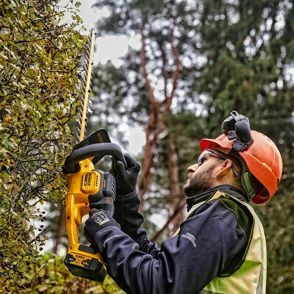 DeWalt DCMHT563N-XJ 18V XR Cordless Hedge Trimmer (Tool Only) - Image 4