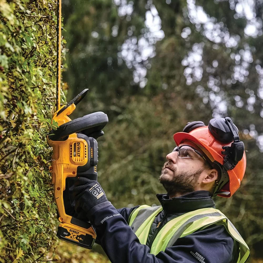 DeWalt DCMHT563N-XJ 18V XR Cordless Hedge Trimmer (Tool Only) - Image 3